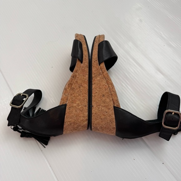 UGG Zoe Black and Tan Wedge Sandals - Picture 10 of 14